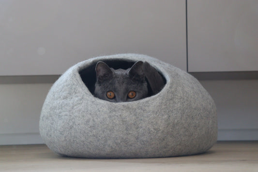 Katze ruht im grauen Nest-Höhlenbett aus Merinofilz