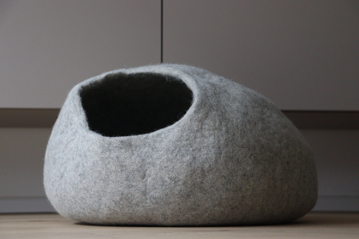 Detail des Eingangs zum grauen Nest-Katzenbett aus Merinofilz